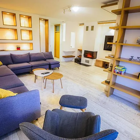 Luxurious 4bdr Retreat With Cozy Fireplace *