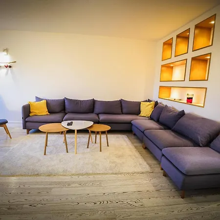 Luxurious 4bdr Retreat With Cozy Fireplace Vila