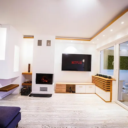 Luxurious 4bdr Retreat With Cozy Fireplace