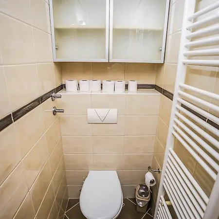Luxurious 4bdr Retreat With Cozy Fireplace Vila Sarajevo