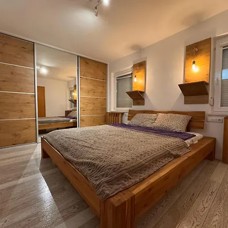 Luxurious 4bdr Retreat With Cozy Fireplace Vila
